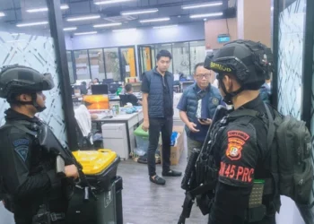 Brimob Dikerahkan Amankan Penggerebekan Judol Jaringan Internasional di Jakbar