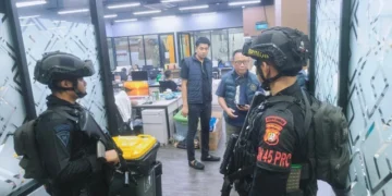 Brimob Dikerahkan Amankan Penggerebekan Judol Jaringan Internasional di Jakbar